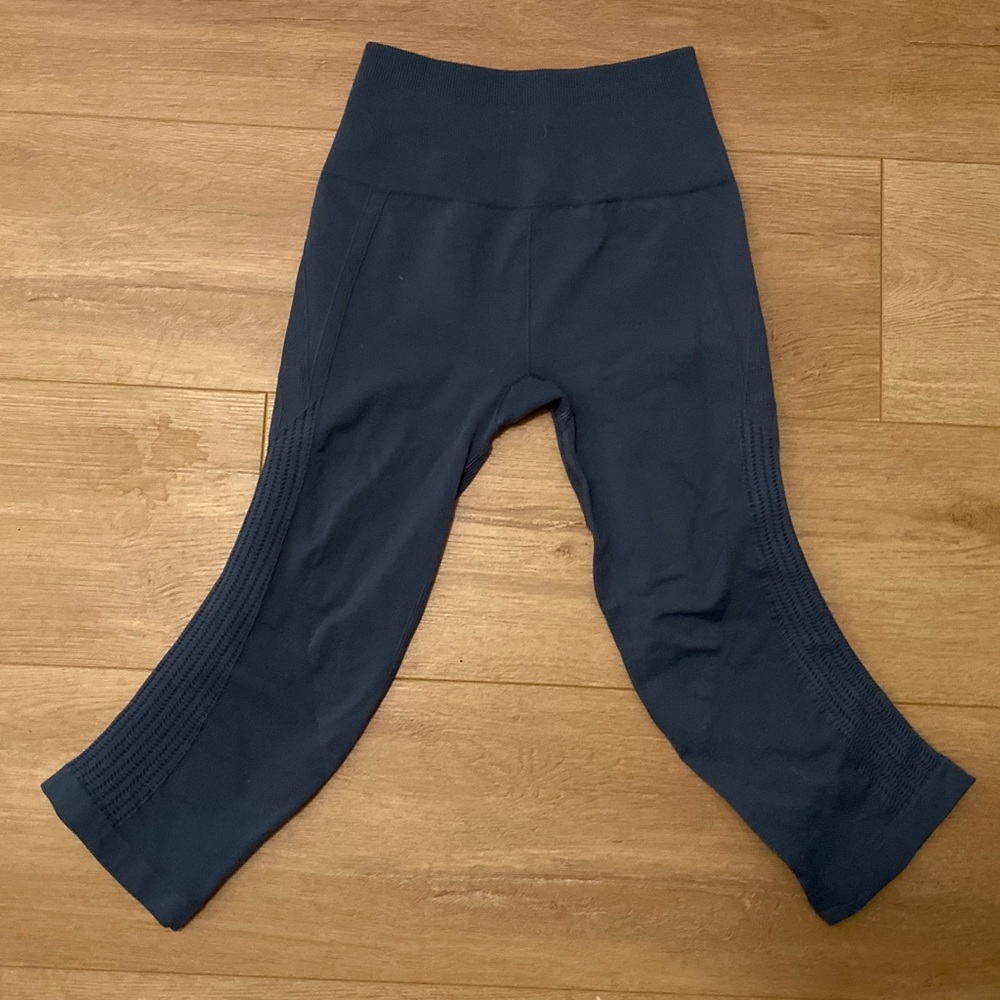 Lululemon gray In the flow crops size 4/6  legging